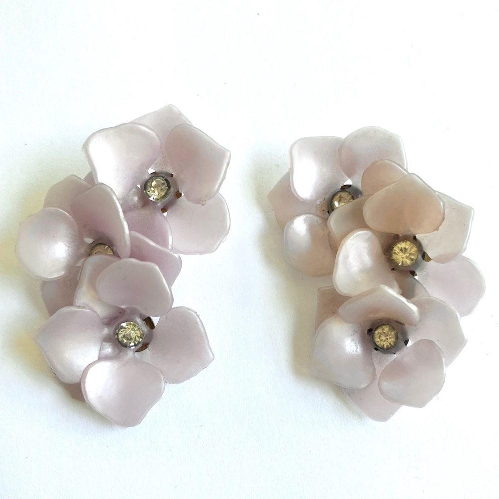 Vintage 60’s mod violet lavender purple rhinestone flower clip on earrings